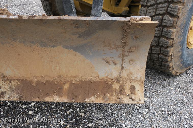 image for item DE3747 2001 Caterpillar 135H motor grader