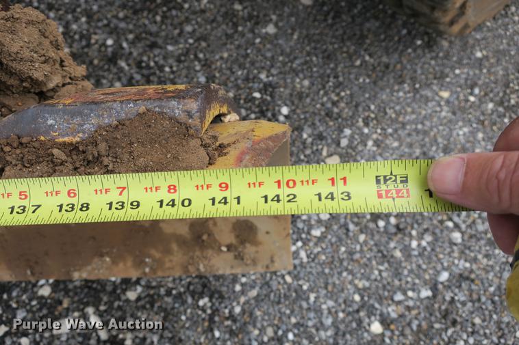 image for item DE3747 2001 Caterpillar 135H motor grader