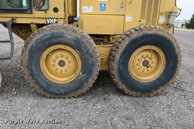 image for item DE3747 2001 Caterpillar 135H motor grader