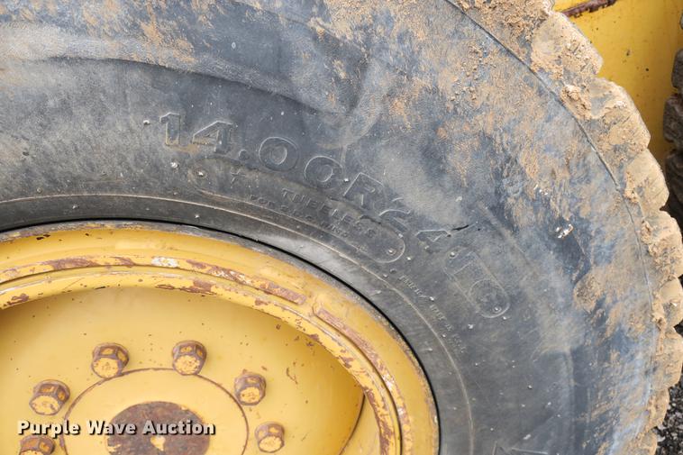 image for item DE3747 2001 Caterpillar 135H motor grader