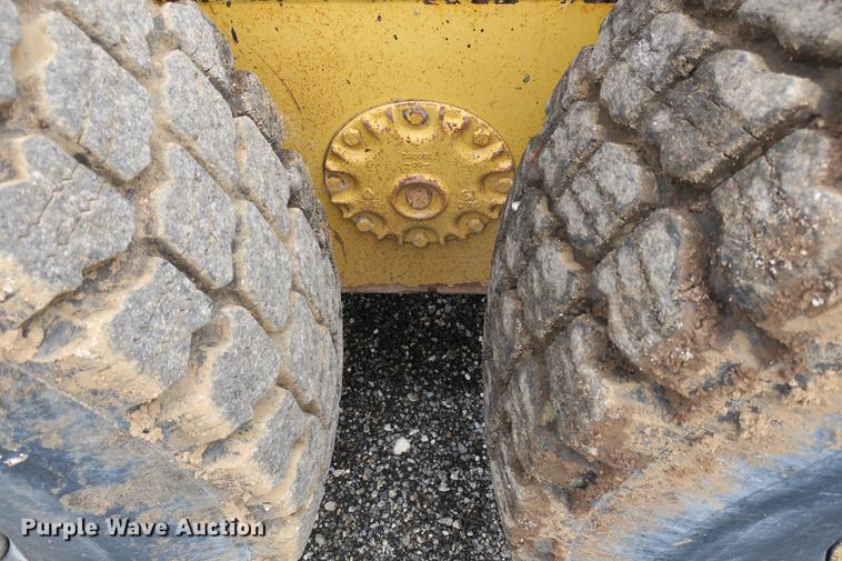 image for item DE3747 2001 Caterpillar 135H motor grader