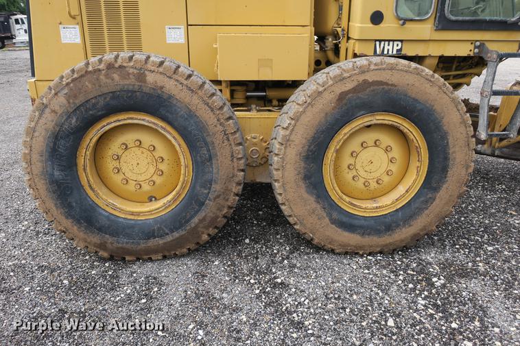 image for item DE3747 2001 Caterpillar 135H motor grader