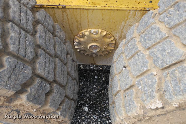 image for item DE3747 2001 Caterpillar 135H motor grader