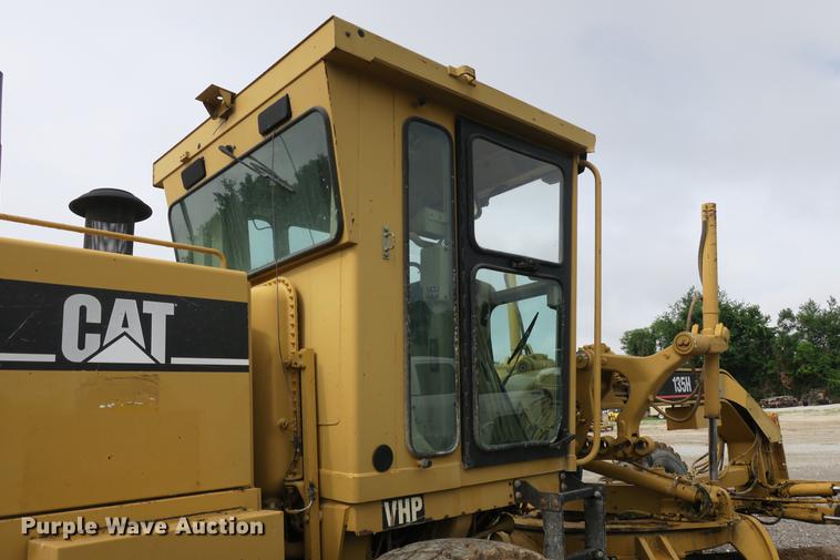 image for item DE3747 2001 Caterpillar 135H motor grader