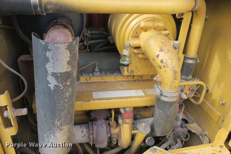 image for item DE3747 2001 Caterpillar 135H motor grader