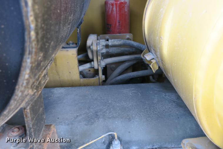 image for item DE3747 2001 Caterpillar 135H motor grader