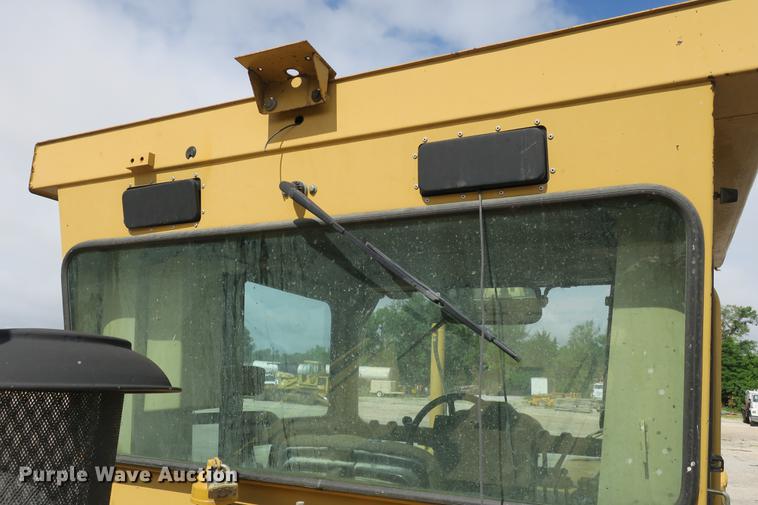 image for item DE3747 2001 Caterpillar 135H motor grader