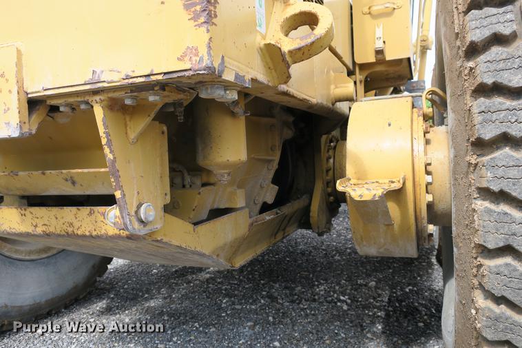 image for item DE3747 2001 Caterpillar 135H motor grader