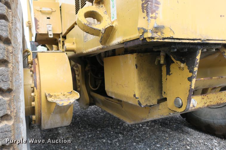 image for item DE3747 2001 Caterpillar 135H motor grader