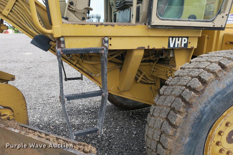 image for item DE3747 2001 Caterpillar 135H motor grader