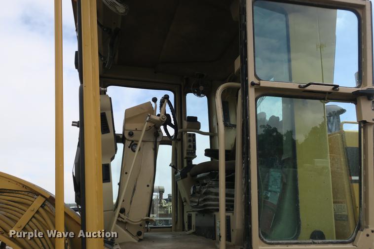 image for item DE3747 2001 Caterpillar 135H motor grader