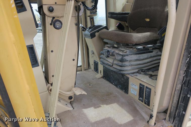 image for item DE3747 2001 Caterpillar 135H motor grader