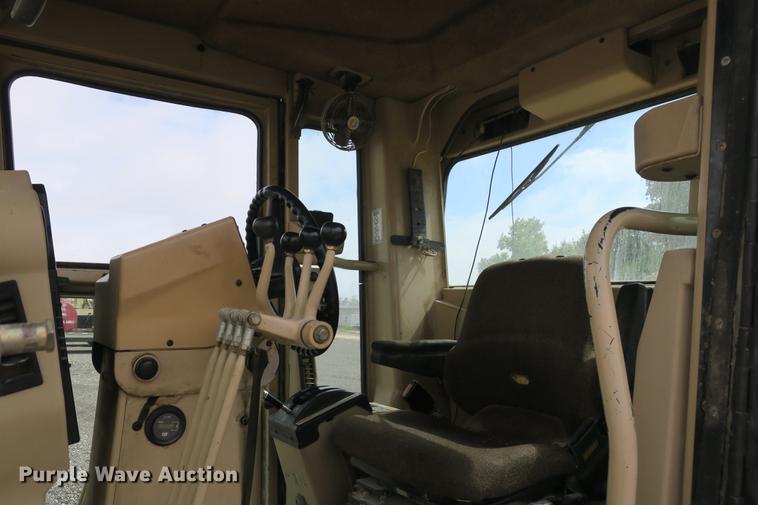 image for item DE3747 2001 Caterpillar 135H motor grader