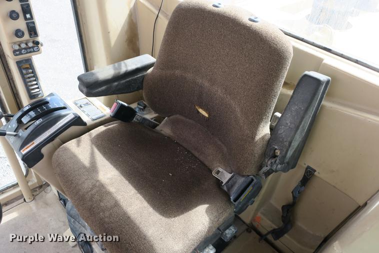 image for item DE3747 2001 Caterpillar 135H motor grader