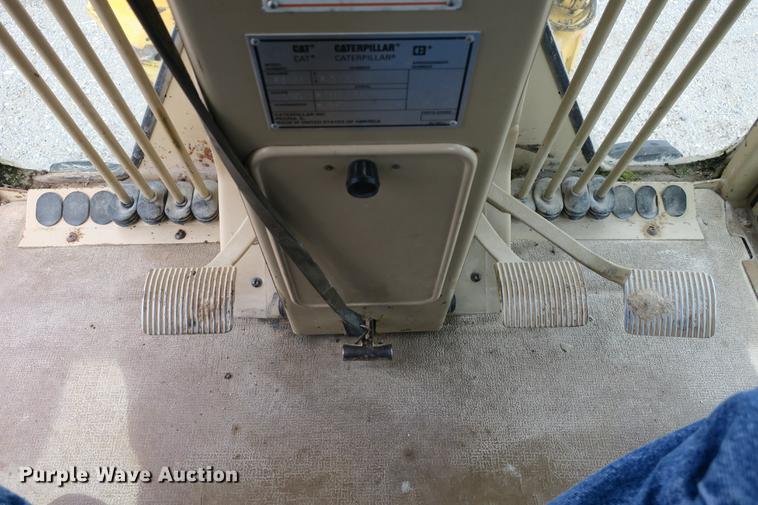 image for item DE3747 2001 Caterpillar 135H motor grader