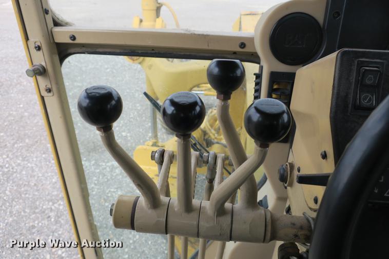 image for item DE3747 2001 Caterpillar 135H motor grader