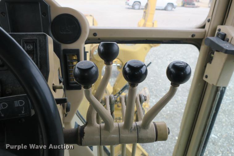 image for item DE3747 2001 Caterpillar 135H motor grader