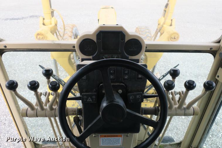 image for item DE3747 2001 Caterpillar 135H motor grader