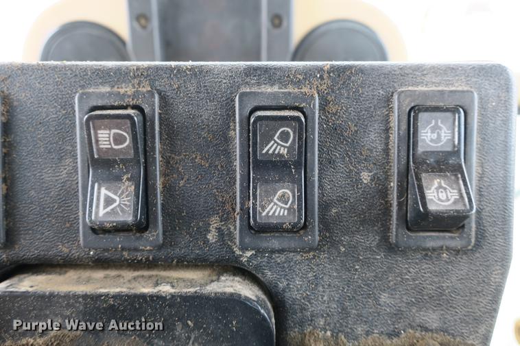 image for item DE3747 2001 Caterpillar 135H motor grader