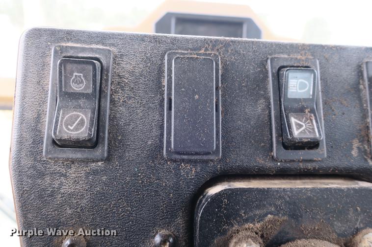 image for item DE3747 2001 Caterpillar 135H motor grader