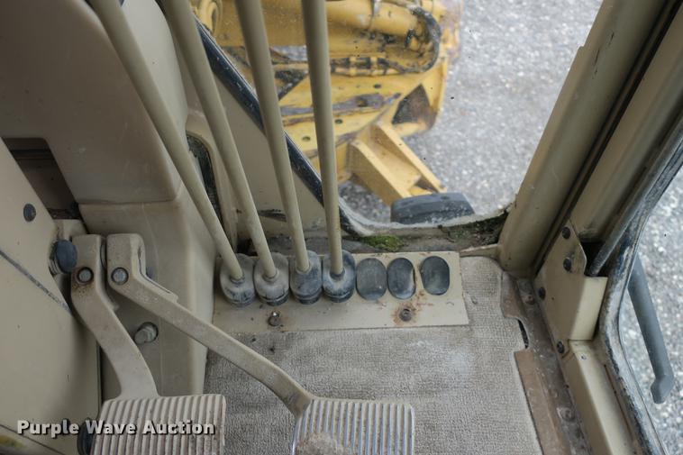 image for item DE3747 2001 Caterpillar 135H motor grader