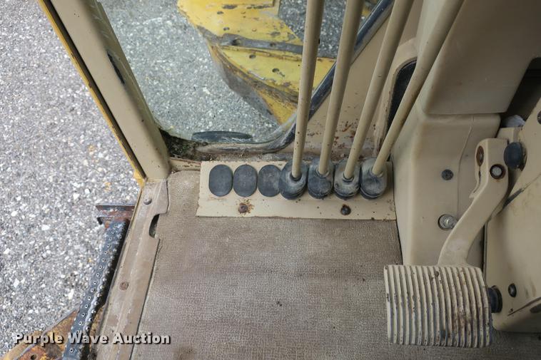 image for item DE3747 2001 Caterpillar 135H motor grader