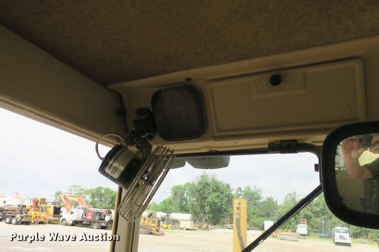 image for item DE3747 2001 Caterpillar 135H motor grader