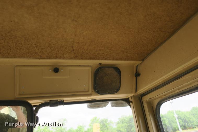 image for item DE3747 2001 Caterpillar 135H motor grader