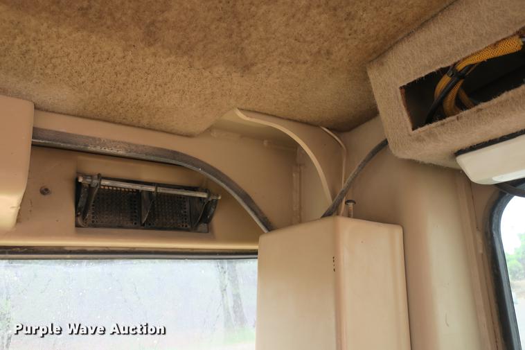 image for item DE3747 2001 Caterpillar 135H motor grader