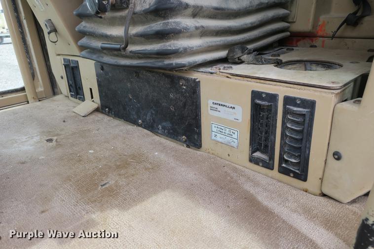 image for item DE3747 2001 Caterpillar 135H motor grader