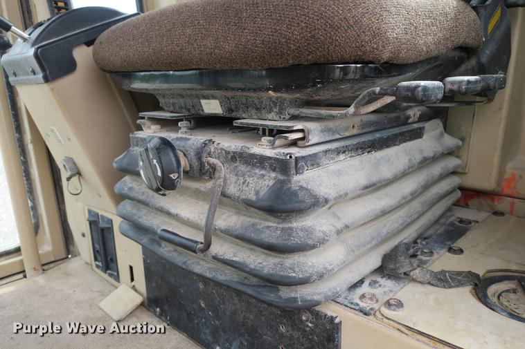 image for item DE3747 2001 Caterpillar 135H motor grader