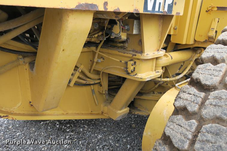 image for item DE3747 2001 Caterpillar 135H motor grader
