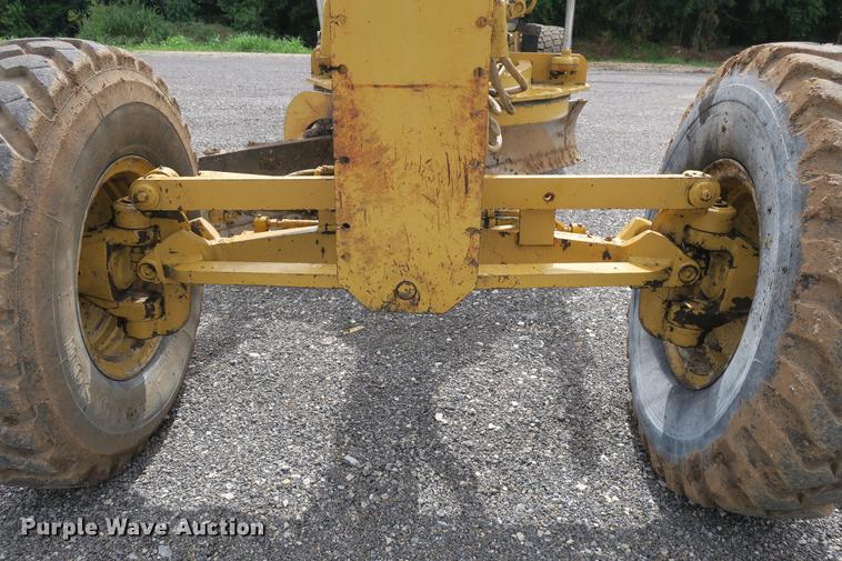 image for item DE3747 2001 Caterpillar 135H motor grader