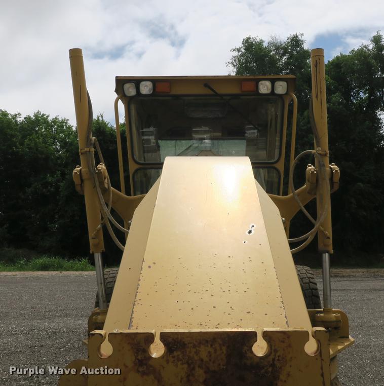 image for item DE3747 2001 Caterpillar 135H motor grader