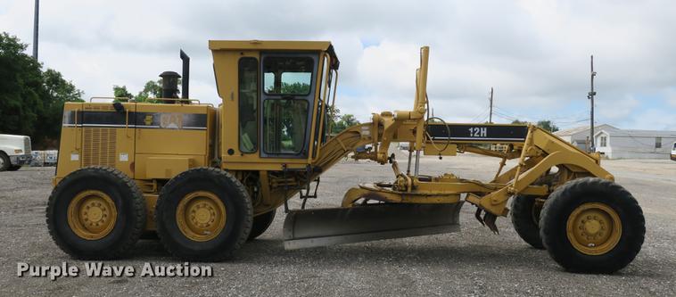 image for item DE3753 1999 Caterpillar 12H motor grader