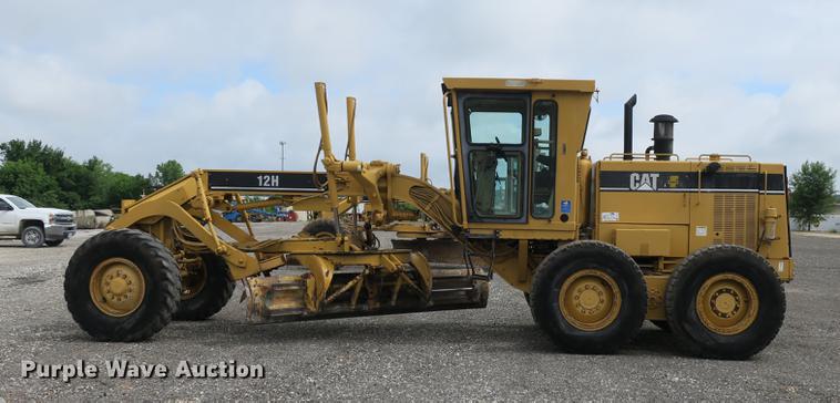 image for item DE3753 1999 Caterpillar 12H motor grader
