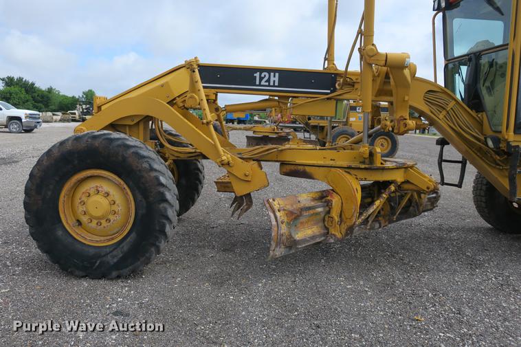 image for item DE3753 1999 Caterpillar 12H motor grader