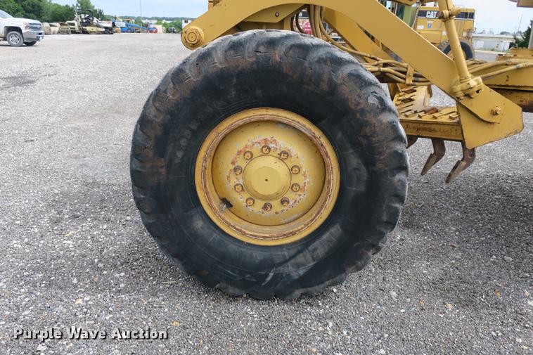 image for item DE3753 1999 Caterpillar 12H motor grader