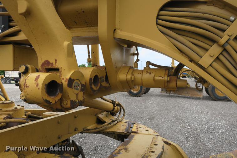 image for item DE3753 1999 Caterpillar 12H motor grader