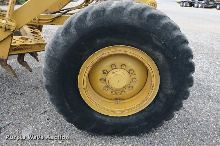 image for item DE3753 1999 Caterpillar 12H motor grader