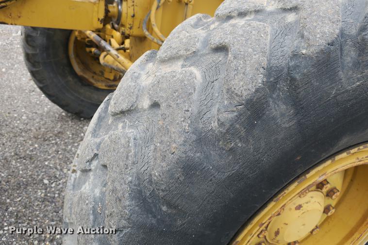 image for item DE3753 1999 Caterpillar 12H motor grader