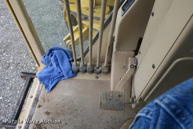 image for item DE3753 1999 Caterpillar 12H motor grader