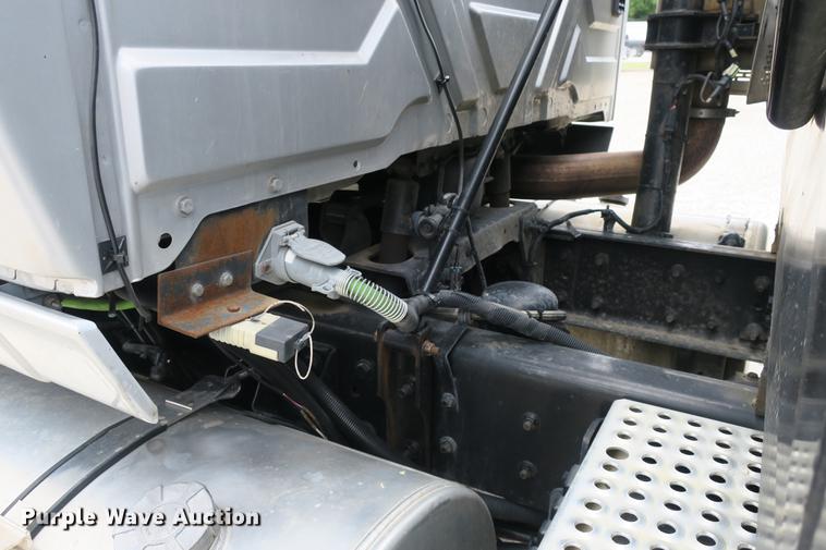 image for item DE3755 2011 International ProStar flatbed truck