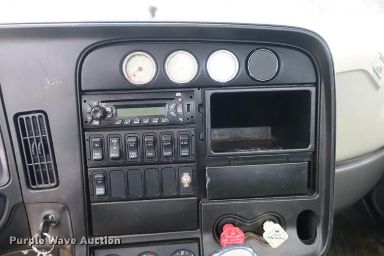 image for item DE3755 2011 International ProStar flatbed truck