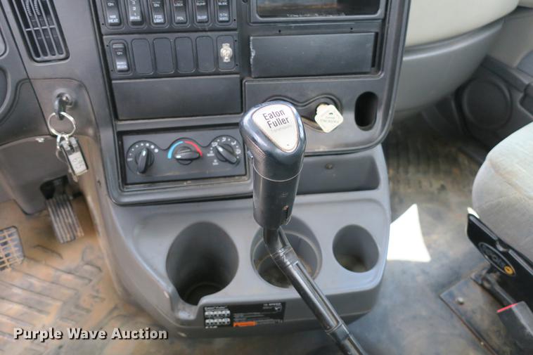 image for item DE3755 2011 International ProStar flatbed truck