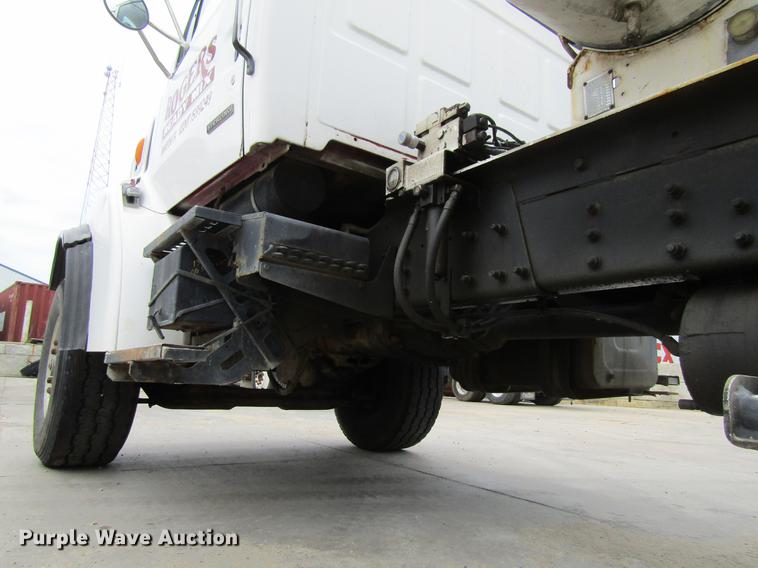 image for item DF3820 2000 Sterling L9500 ready mix truck