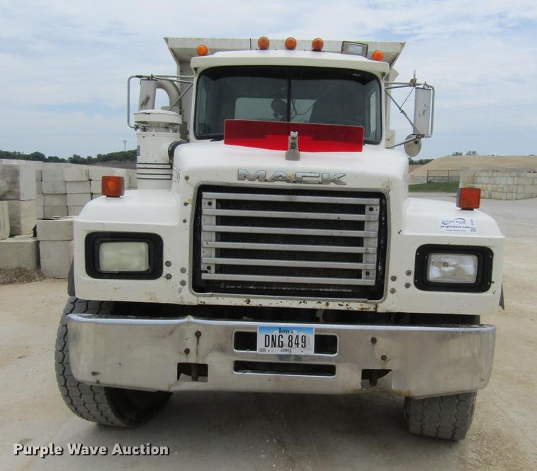 image for item DF3822 1996 Mack RD600 dump truck