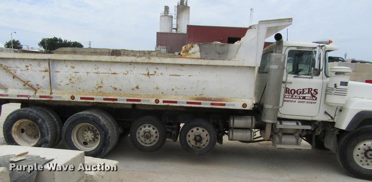 image for item DF3822 1996 Mack RD600 dump truck