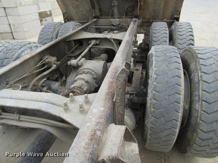 image for item DF3822 1996 Mack RD600 dump truck