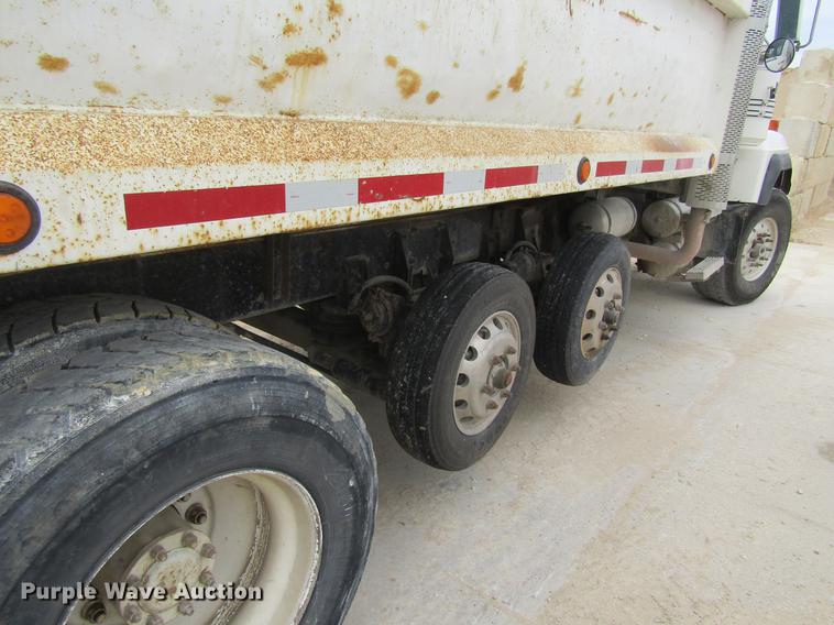 image for item DF3822 1996 Mack RD600 dump truck